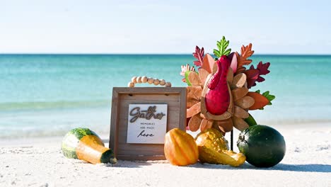 decoraciones de acción de gracias pavo en la playa en un soleado día de otoño