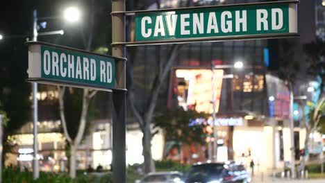 los letreros de las calles de singapur por la noche