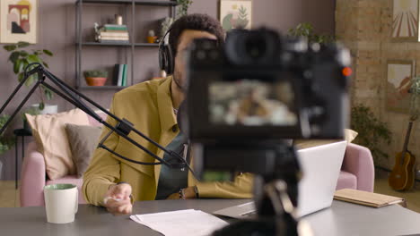 hombre con auriculares y hablando por un micrófono 1