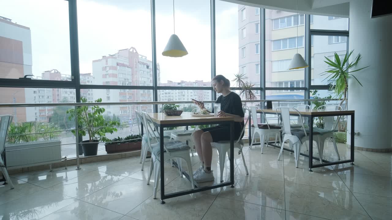 카페에서 러드를 먹는 소녀