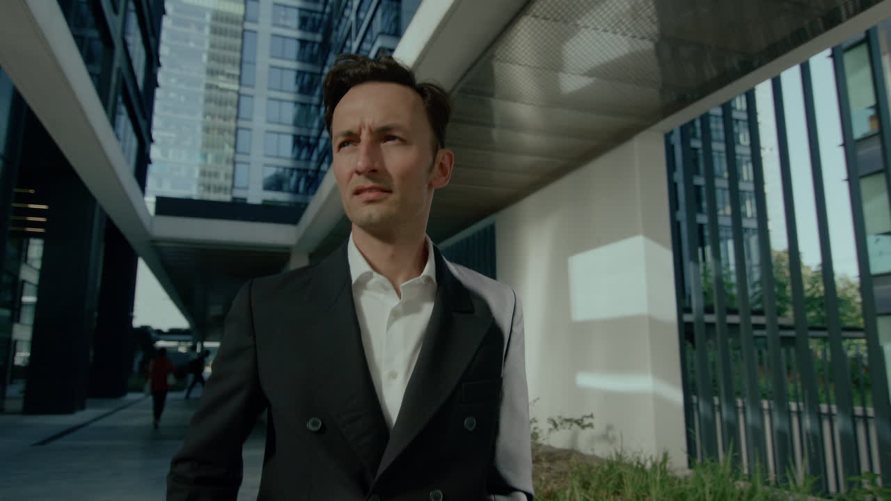 hombre de negocios caminando por el campus de la oficina durante la tarde