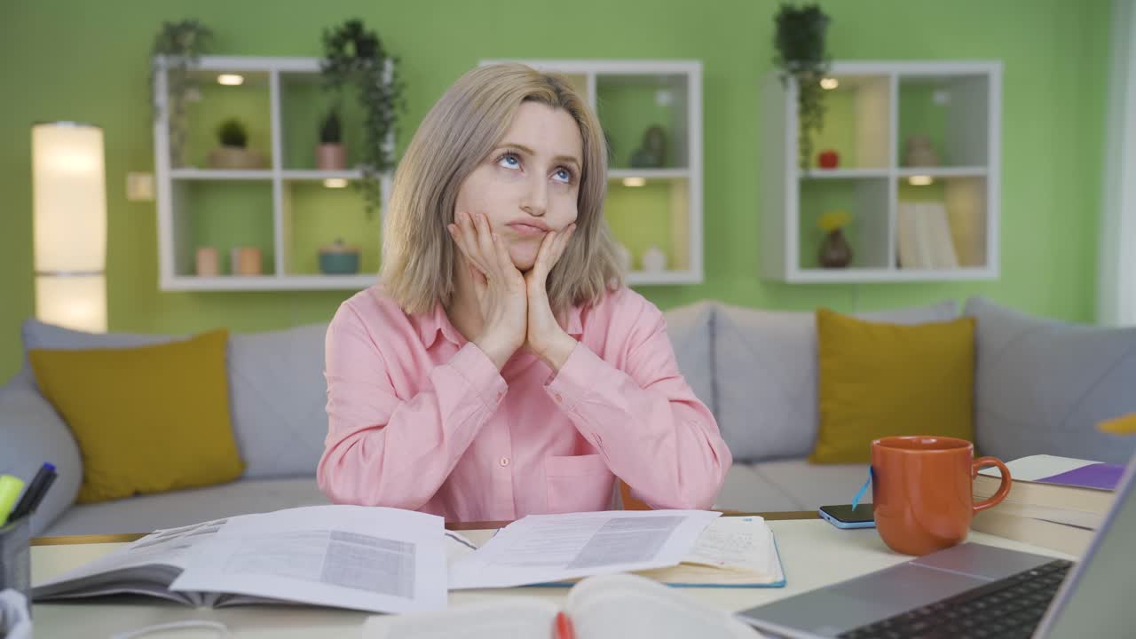 una chica universitaria insatisfecha con sus conferencias, una estudiante fracasada.