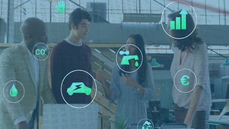 animación de iconos ecológicos y procesamiento de datos sobre diversas personas de negocios en la oficina