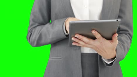 mujer de negocios usando su tableta digital