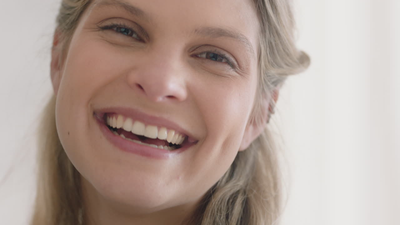 ritratto bella donna caucasica che ride felice bellezza femminile concetto 4k footage