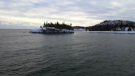 paisaje invernal isla nevada en el lago superior