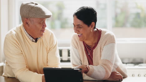 tableta, casa y pareja de ancianos riendo juntos
