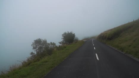 un auto se mueve a lo largo de una pequeña calle de montaña, filmado en cámara lenta con un cardán
