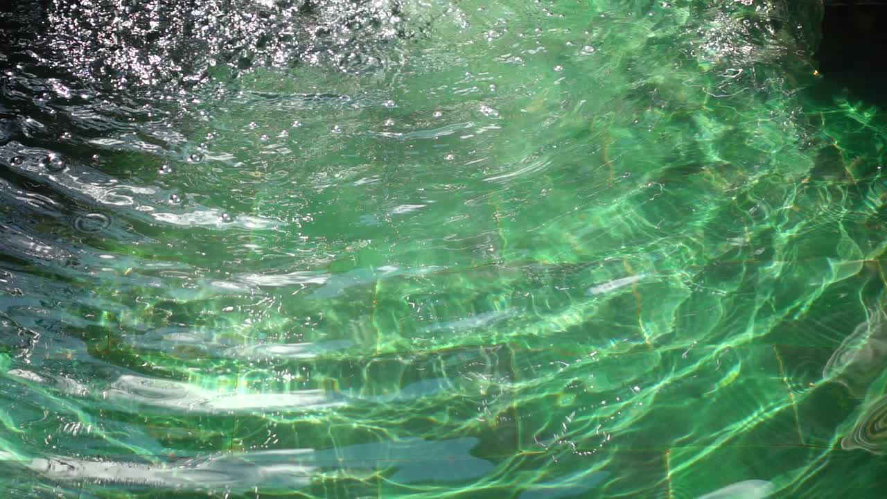 Ondulazioni d'acqua nella fontana. Movimento lento. Sfondo di increspature.