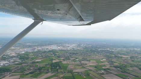 Blick-Unter-Die-Tragfläche-Eines-Cessna-Flugzeugs-In-Großer-Höhe