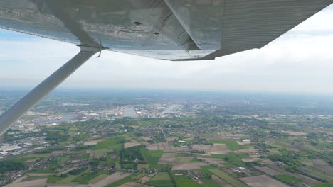ver debajo del ala de un avión cessna a gran altura