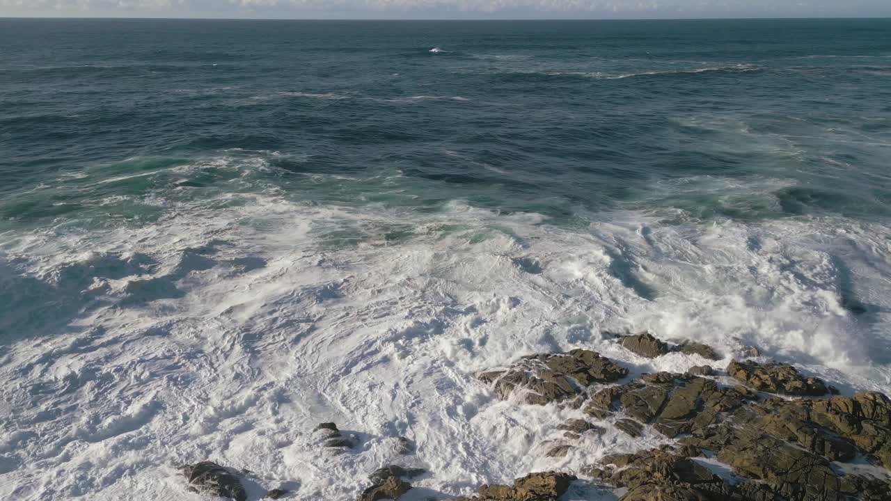 poderosas olas chocando contra la costa rocosa de granito de ponteceso, corme coruna, galicia, españa