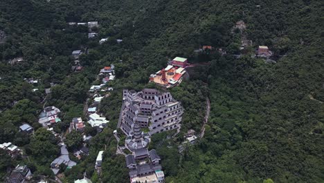 aérea sobre el sitio del templo budista llamado el monasterio de los diez mil budas en hong kong, china