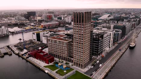 órbita aérea del muelle de la capital, revelación del muelle del gran canal y el estadio aviva, centro de la ciudad de cublin, irlanda