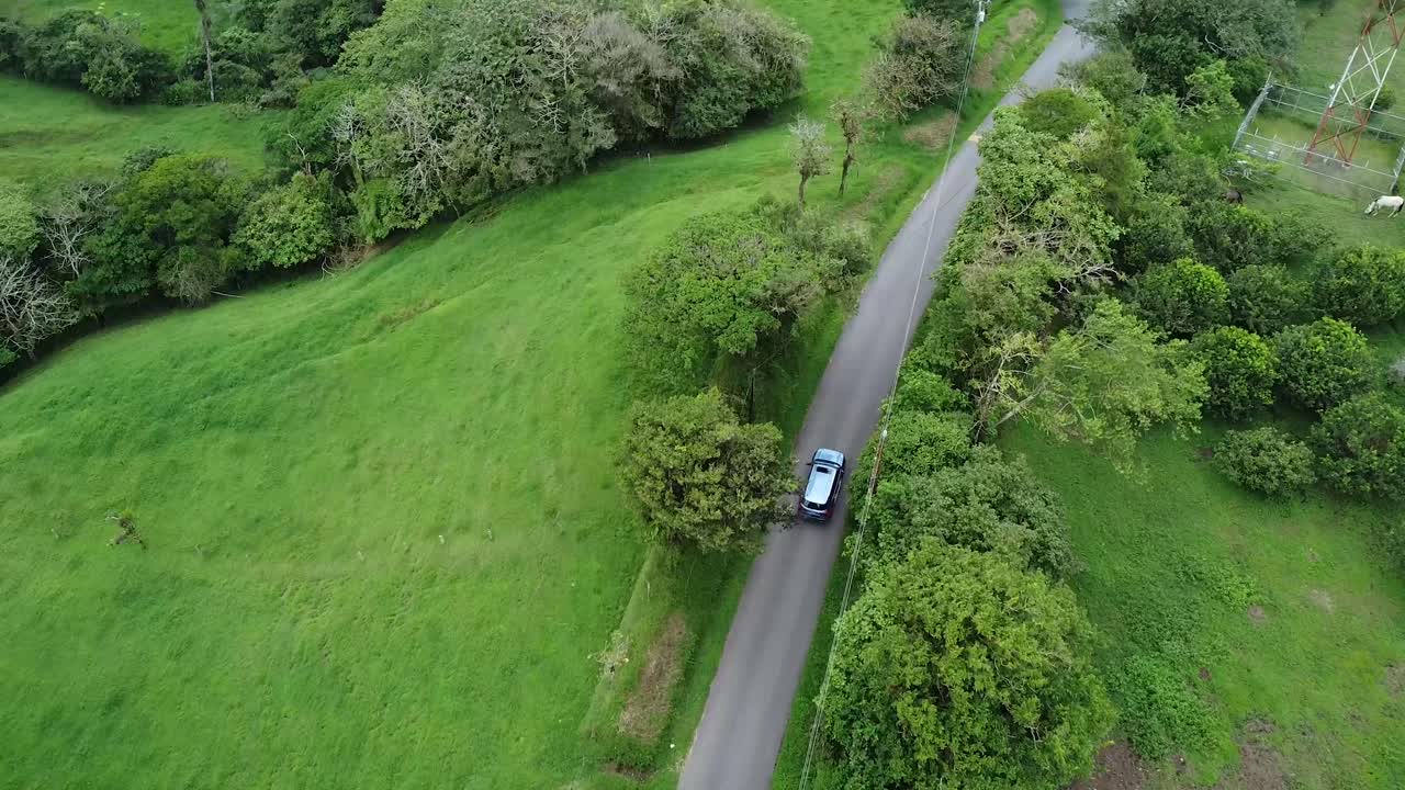 숲이 우거진 나무, 현대 suv 자동차로 산을 가로질러 운전, 공중 비디오, 드론, 안개가 있는 녹색 산에서 운전