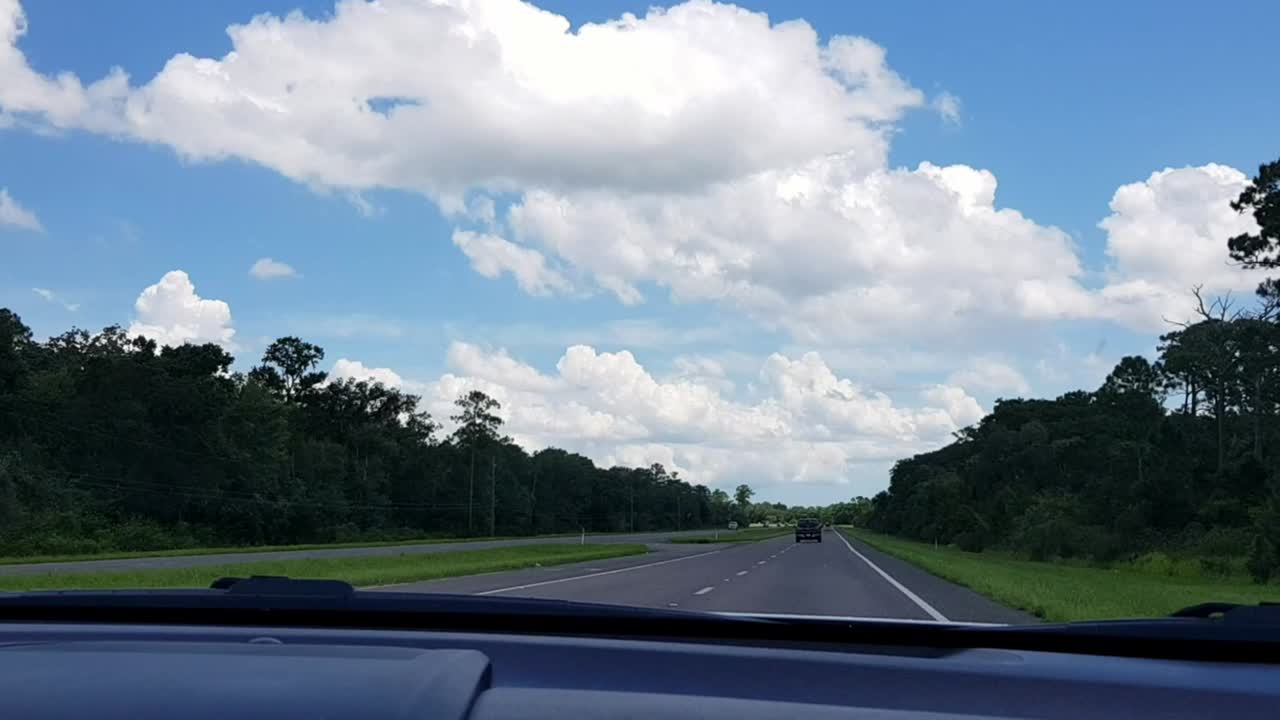 플로리다의 아름다운 더운 날 운전하는 앞 유리 보기