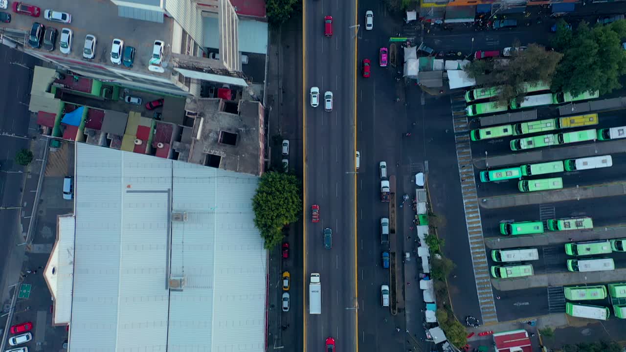 보도, 횡단보도, 방향성 흰색 화살표, 자전거 표지판 및 선, 오버헤드 공중 추적이 있는 멕시코 도심의 레볼루션 믹스코악을 타고 이동하는 자동차 교통 바로 위 비행