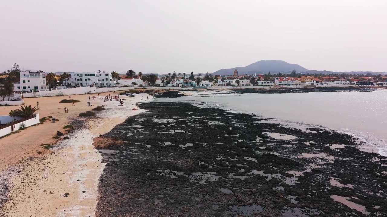 Vista Aérea de Praia Vulcânica e Cidade Costeira em Fuerteventura