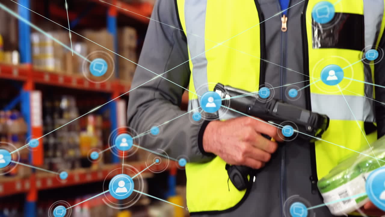 animación de redes de conexiones con iconos sobre el hombre que trabaja en el almacén