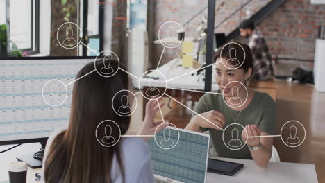 animación de iconos digitales con conexiones a través de diversas personas de negocios en la oficina