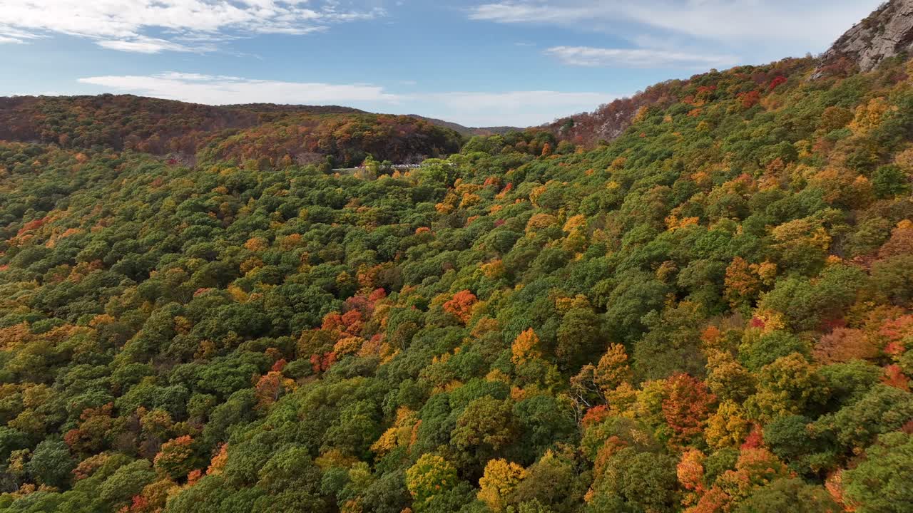 una vista aérea sobre storm king mountain en el norte del estado de nueva york durante el otoño, en un hermoso día con nubes blancas