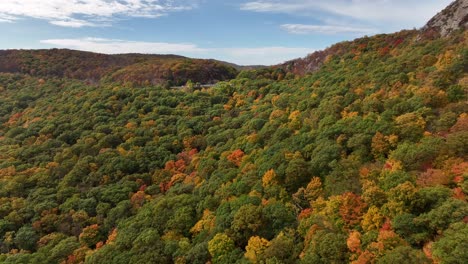 Eine-Luftaufnahme-Hoch-über-Dem-Sturmkönigsberg-Im-Hinterland-Von-Ny-Während-Des-Herbstes-An-Einem-Schönen-Tag-Mit-Weißen-Wolken