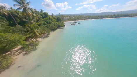 drone fpv disparó a lo largo de la playa tropical playa bonita en las terrenas, caribe