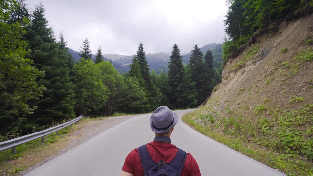 자유와 외로움의 느낌.