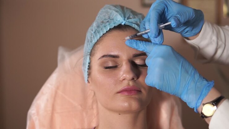 Donna sottoposta a procedura di iniezione di Botox