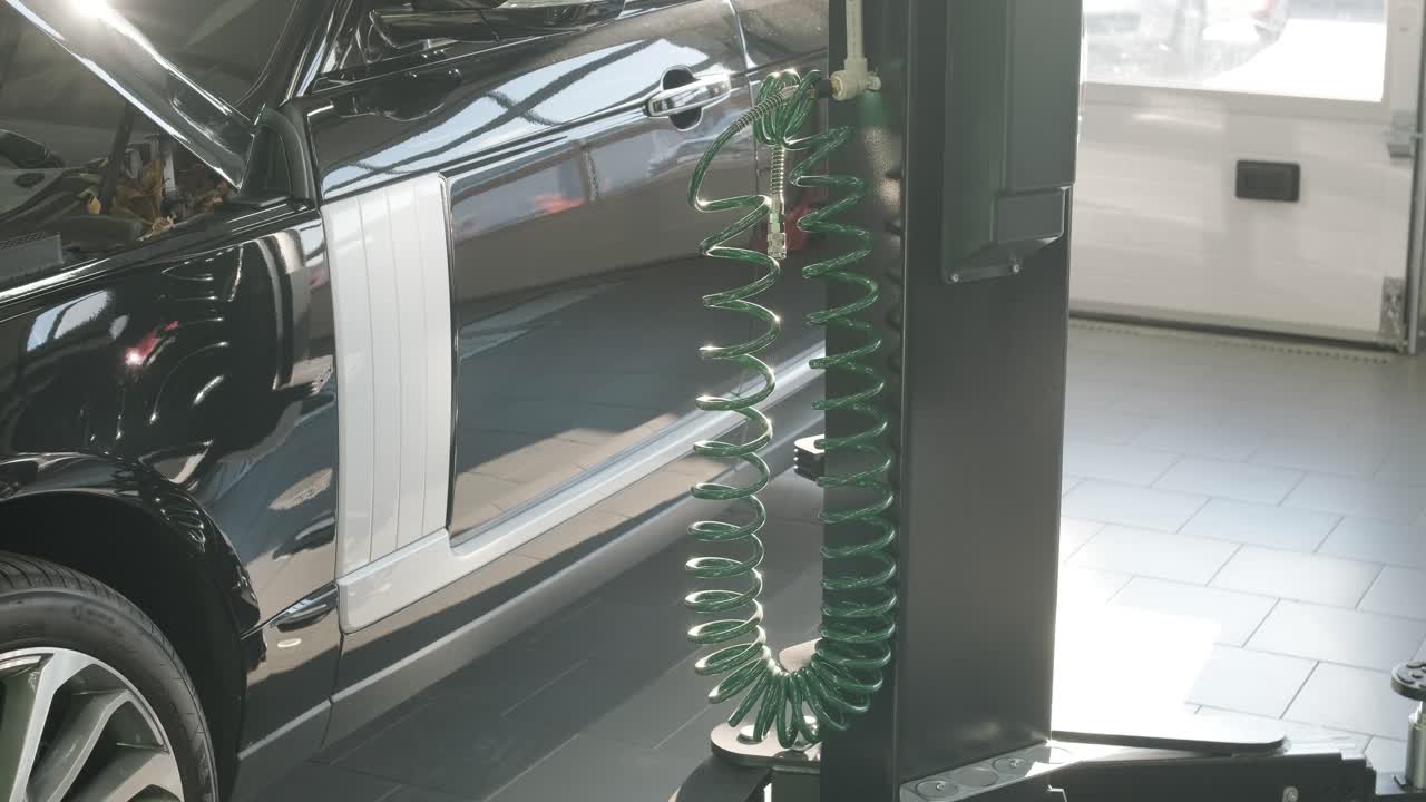 자동차 수리 공장에서 유지 보수 중인 자동차