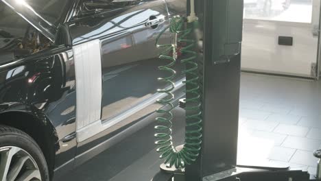 automóviles en mantenimiento en un taller de reparación de automóviles