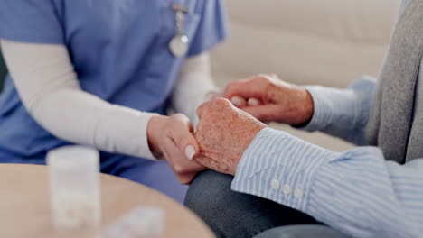 médico, anciana y mano en primer plano