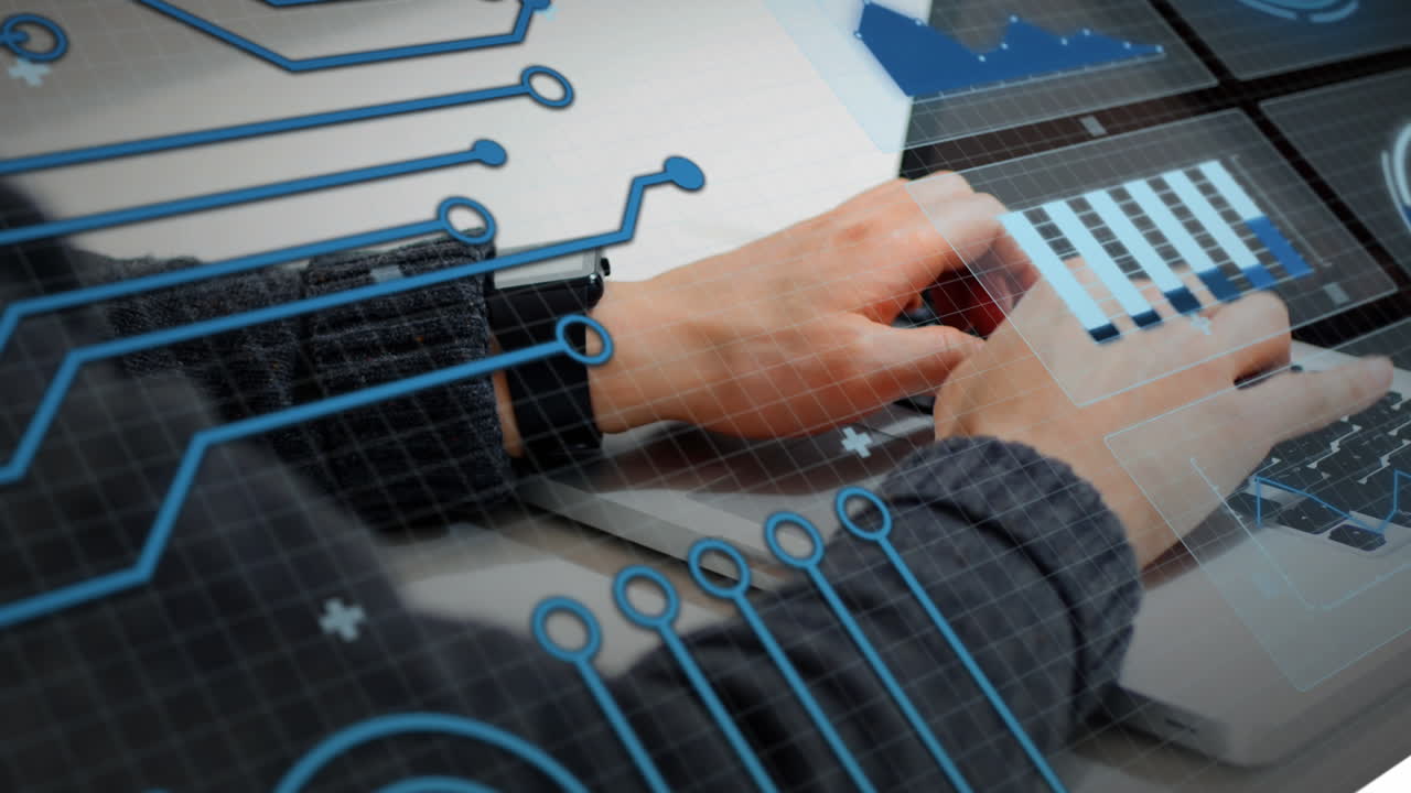 animación de gráficos, círculos y patrones de placas de circuitos sobre hombre caucásico trabajando en una computadora portátil