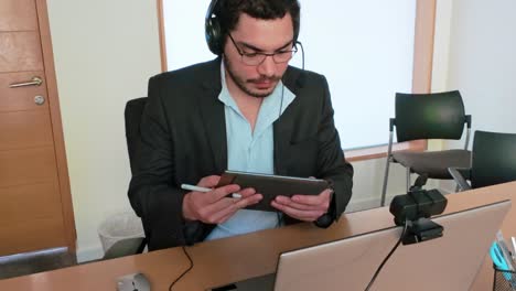 capturing thoughts: man with tablet in brainstorm