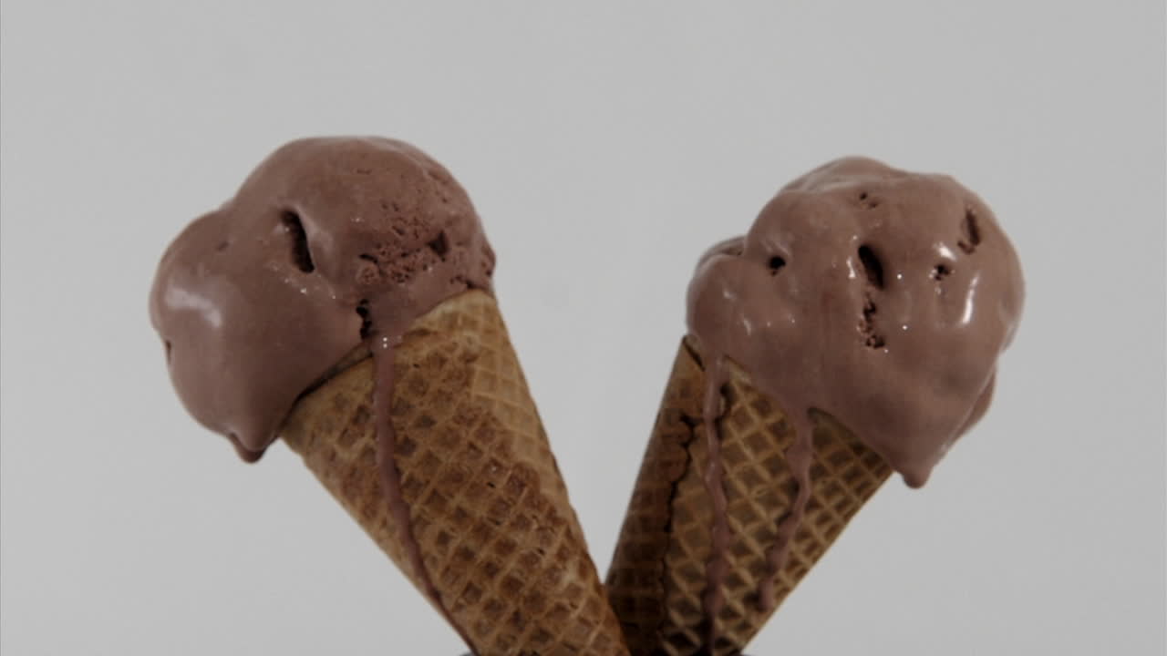 i coni gelato al cioccolato si sciolgono nel tempo