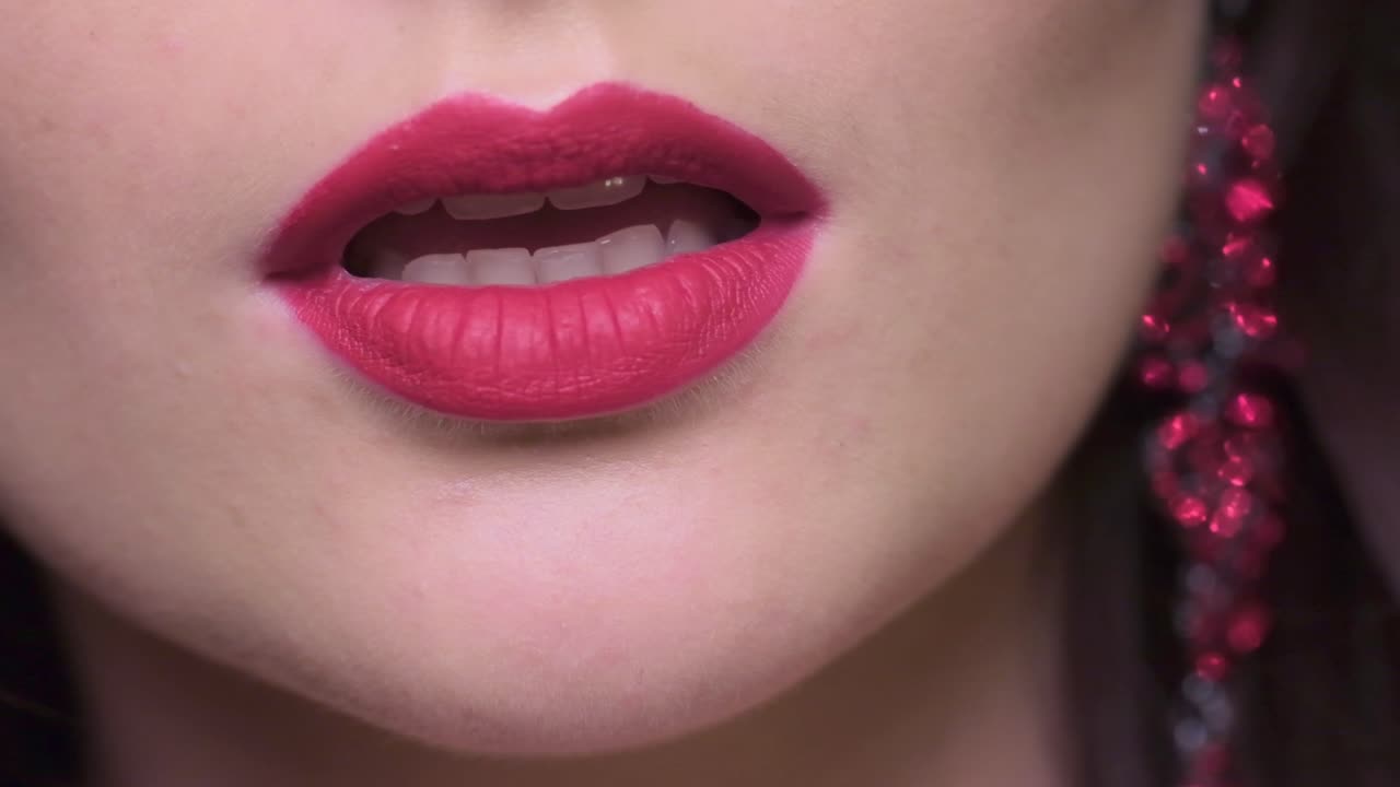 mujer con lápiz labial rojo