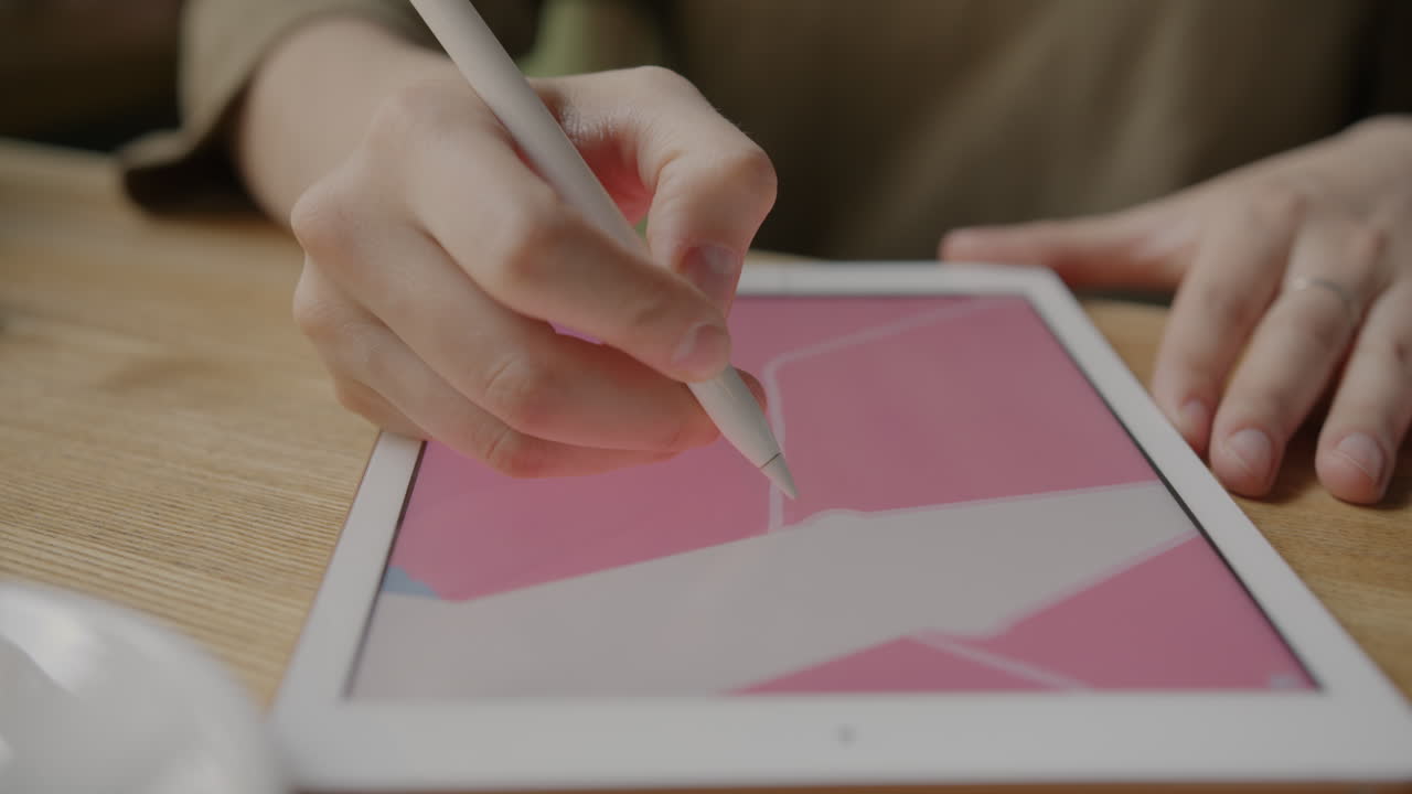 persona dibujando en una tableta digital