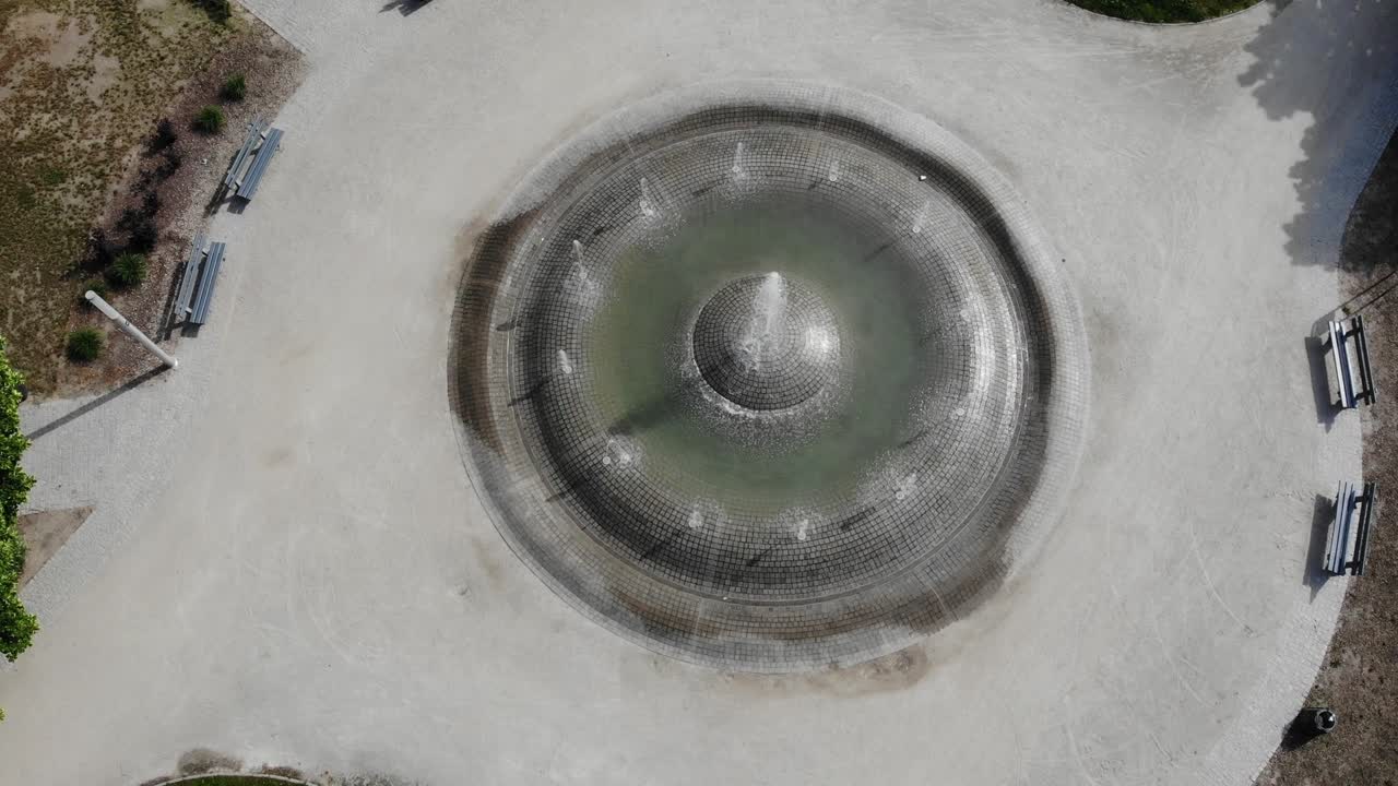 городской фонтан из дрона 4k