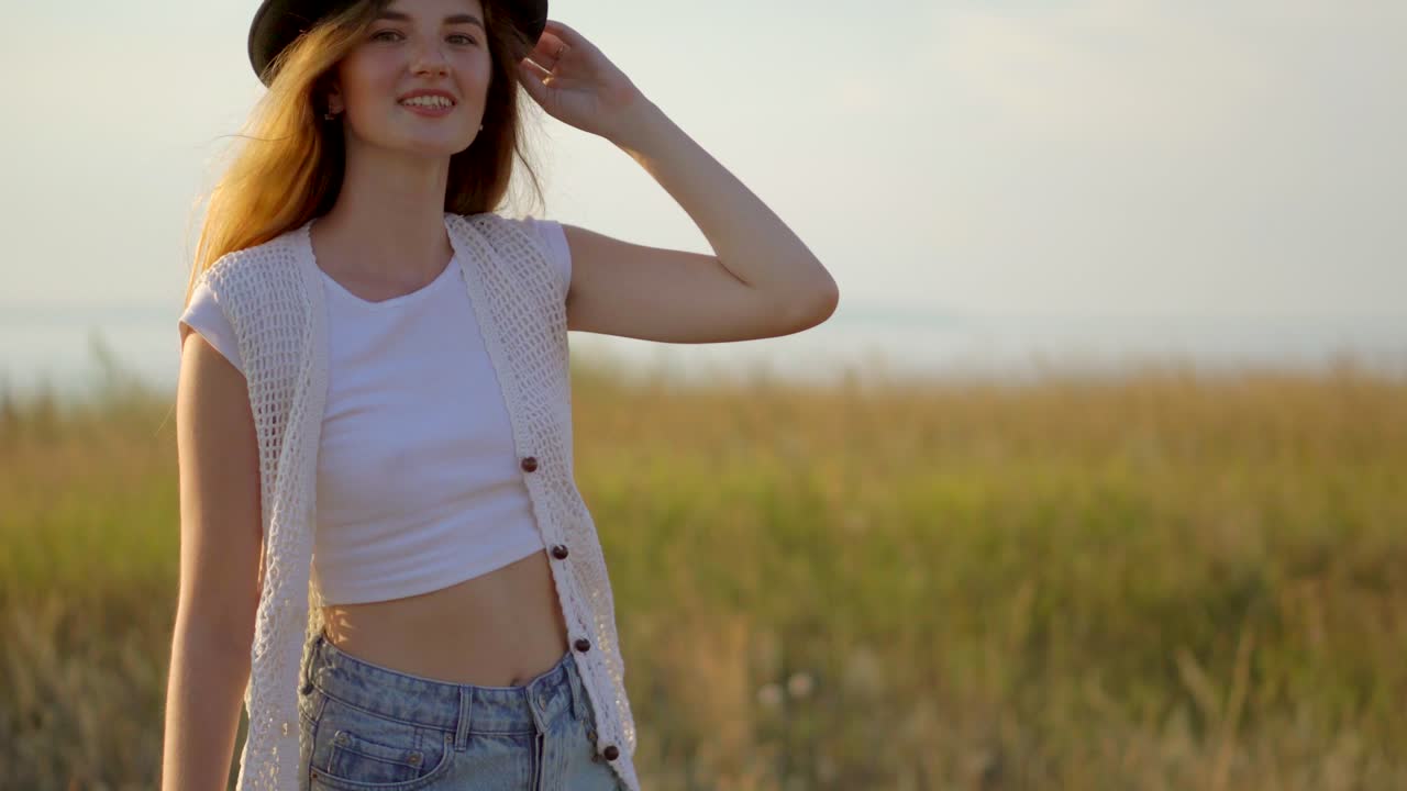 mujer en un campo al atardecer
