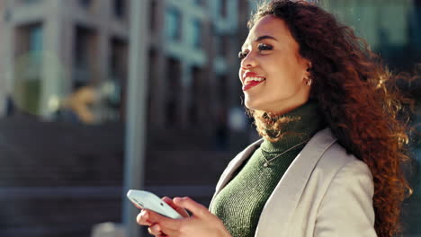 Ciudad,-Divertida-Y-Mujer-Con-Un-Celular