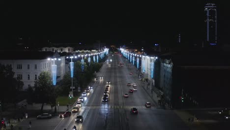 vista de la calle de la ciudad por la noche