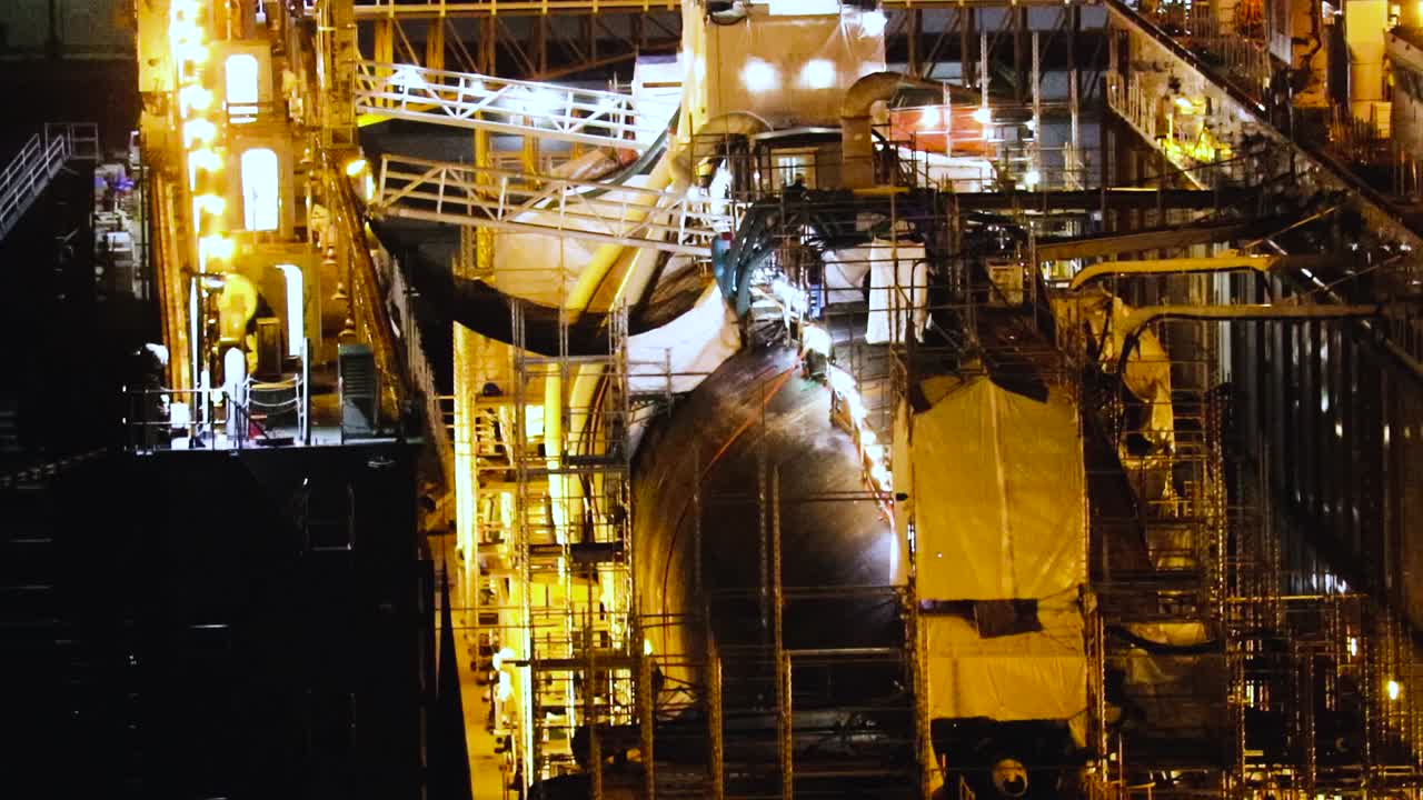 construcción de submarinos por la noche en san diego.
