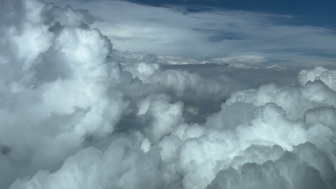 pilot's pov fpv en un vuelo en tiempo real sobre enormes nubes de tormenta durante el descenso