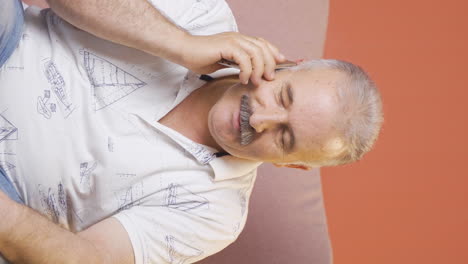 Video-Vertical-De-Un-Anciano-Recibiendo-El-Evangelio-Por-Teléfono.