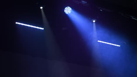 luz multicolor en el escenario oscuro en la niebla