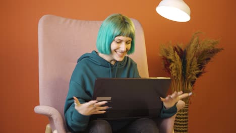 mujer joven abrazando alegremente la computadora portátil.