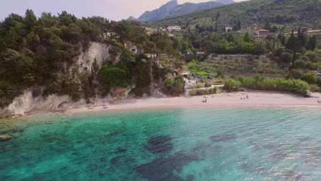 Antenne:-Ein-Ruhiger-Strand-Auf-Der-Insel-Samos,-Griechenland