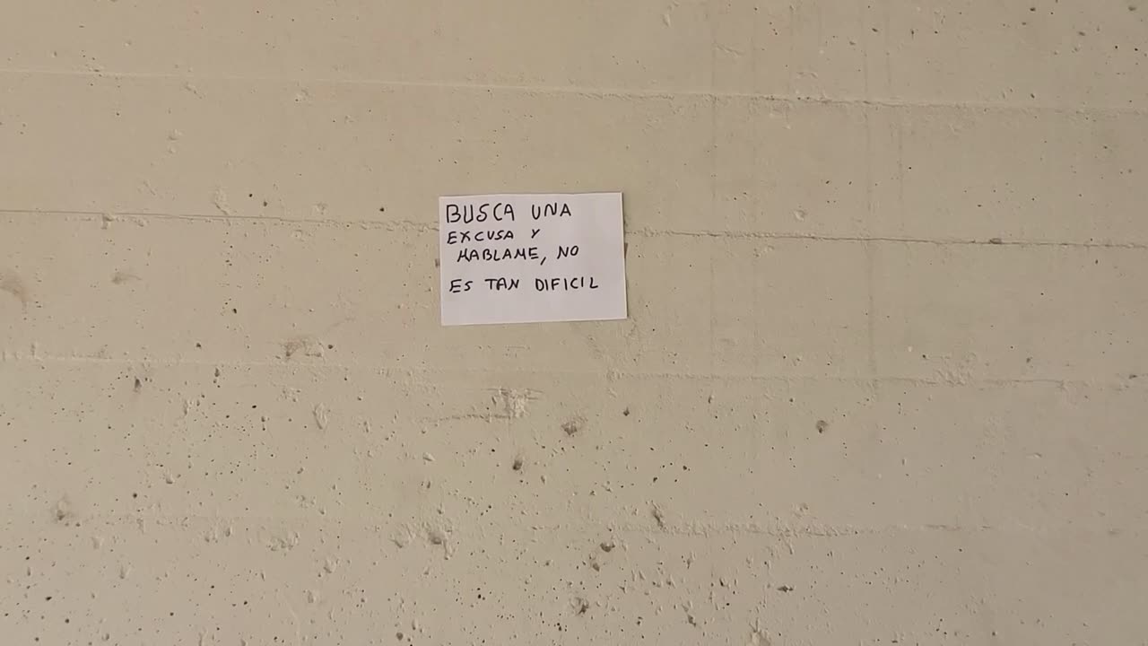 벽에 스페인어로 된 동기 부여 문장