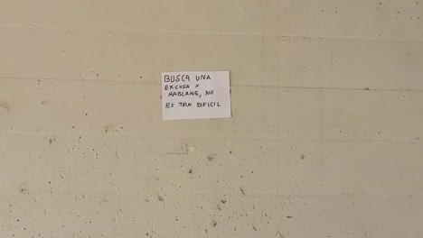 motivational phrase in spanish on a wall