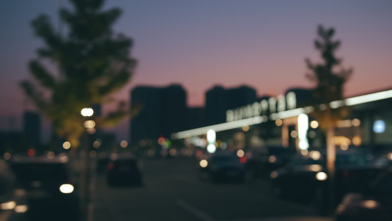 시내 불빛의 흐릿함. 자동차에서 촬영된 모션
